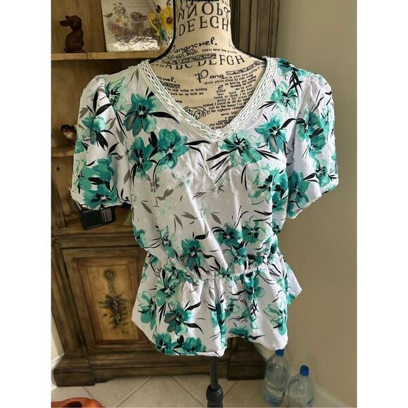 Adrienne Vittadini V Neck Floral Top NWT - Picture 6 of 6